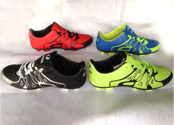 New style fashion low price men's football shoes