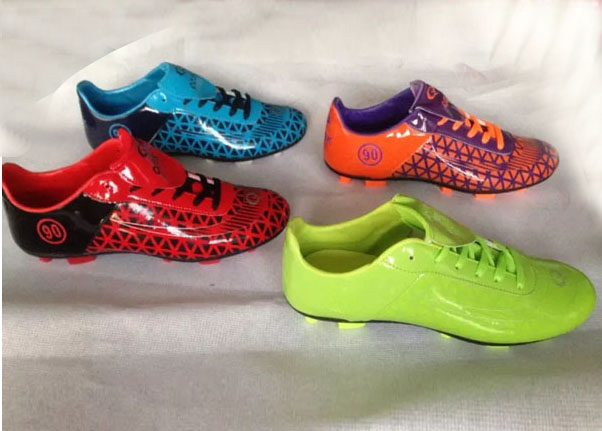 New style fashion low price men's football shoes
