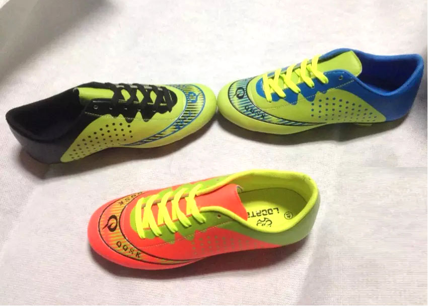 New style fashion low price men's football shoes
